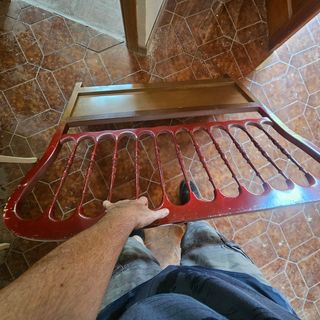 Mesilla de noche roja antigua