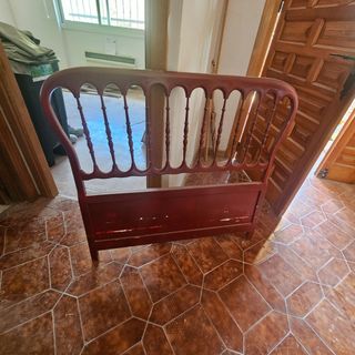 Mesilla de noche roja antigua