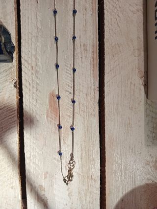 Cadena plateasa con cuentas azules