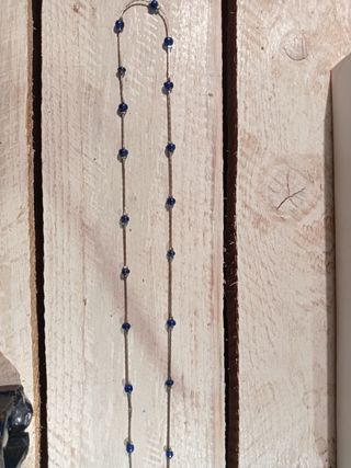 Cadena plateasa con cuentas azules