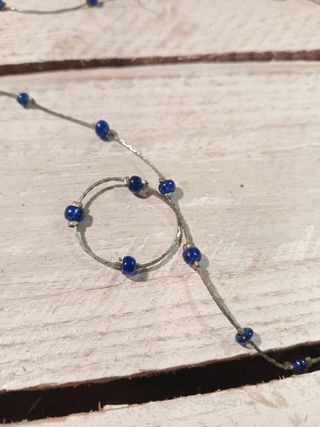 Cadena plateasa con cuentas azules