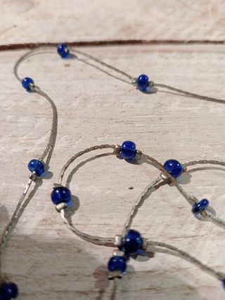 Cadena plateasa con cuentas azules