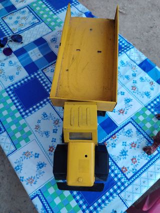 Camión de juguete amarillo