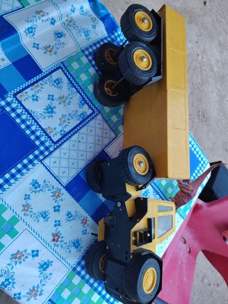 Camión de juguete amarillo