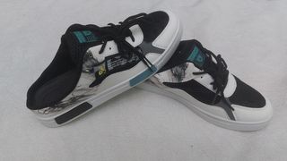 Zapatillas deportivas blancas y negras