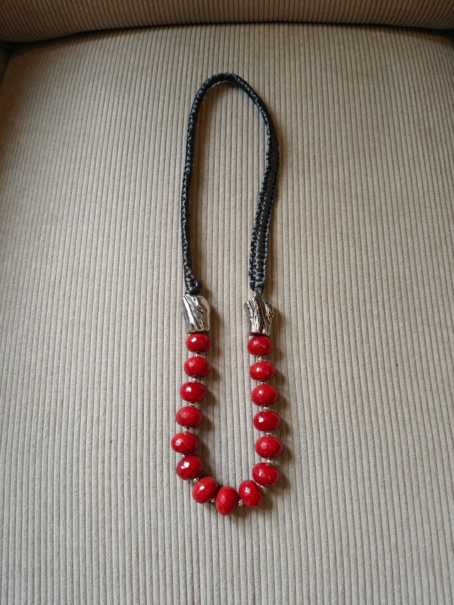 Collar étnico cuentas de rondelle rojas facetadas.