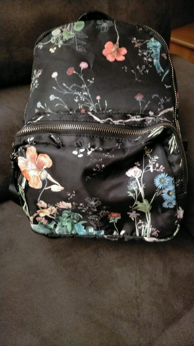 Mochila floral negra