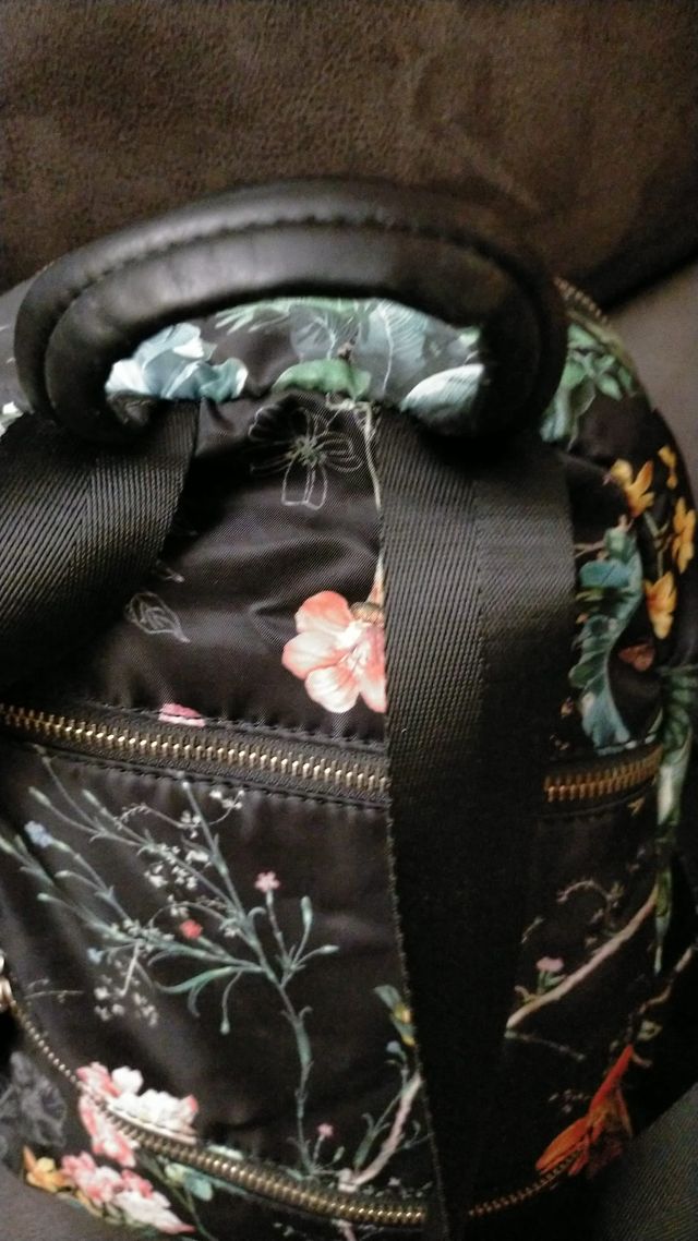 Mochila floral negra