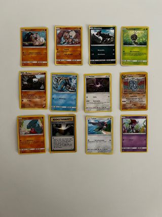 Set Pokémon: VHS,carte, orologio e adesivi.