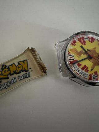 Set Pokémon: VHS,carte, orologio e adesivi.