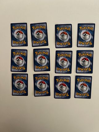 Set Pokémon: VHS,carte, orologio e adesivi.