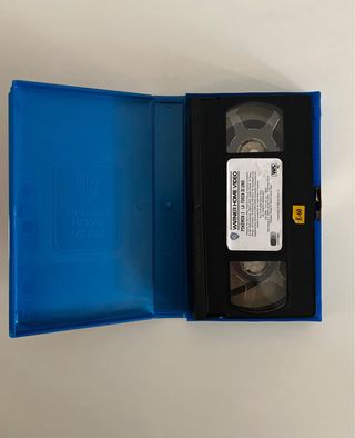 Set Pokémon: VHS,carte, orologio e adesivi.