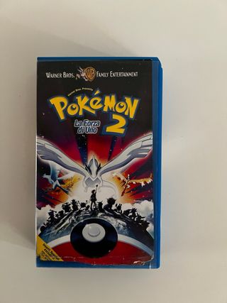 Set Pokémon: VHS,carte, orologio e adesivi.