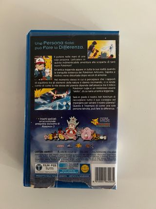 Set Pokémon: VHS,carte, orologio e adesivi.