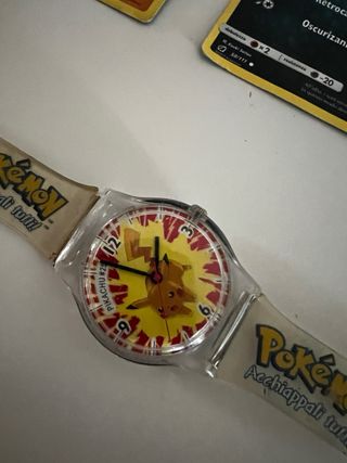 Set Pokémon: VHS,carte, orologio e adesivi.