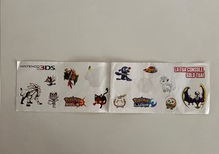 Set Pokémon: VHS,carte, orologio e adesivi.