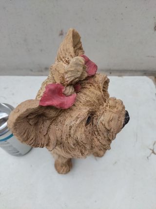 Escultura en piedra perro Yorkshire jardín terraza