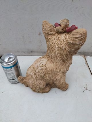 Escultura en piedra perro Yorkshire jardín terraza