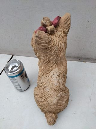 Escultura en piedra perro Yorkshire jardín terraza