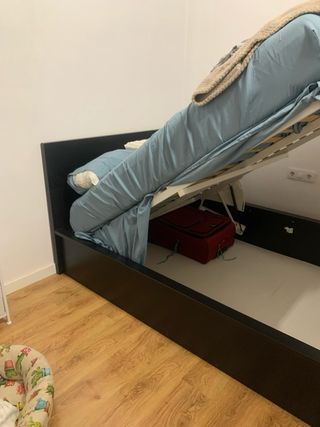 Canapé negro con colchón