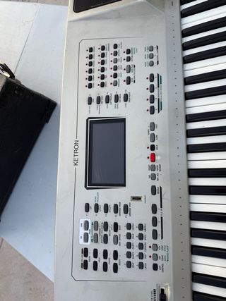 Teclado Ketron XD9 seminuevo