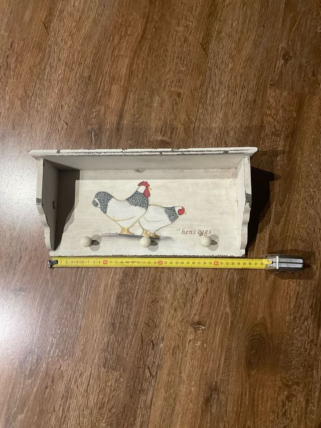 Perchero rústico de madera con gallinas
