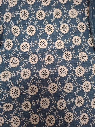 Funda cojín azul y blanco. Estampado flores topos