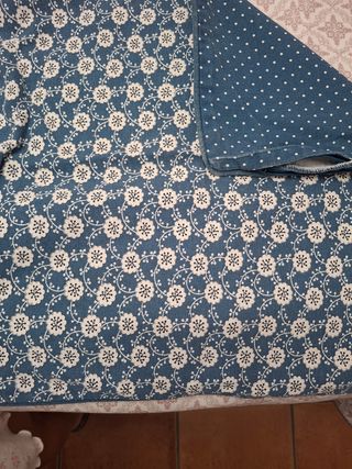 Funda cojín azul y blanco. Estampado flores topos