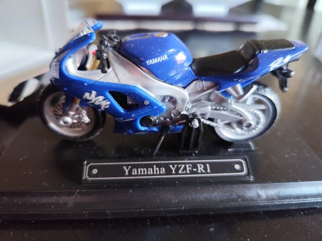 Yamaha YZF-R1: Moto Maqueta