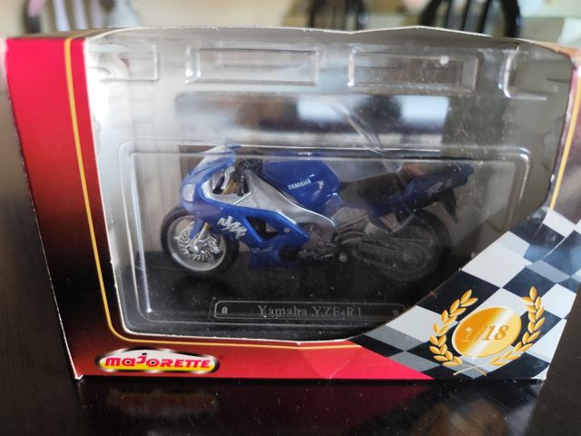 Yamaha YZF-R1: Moto Maqueta