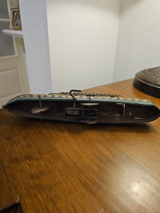 Barco antiguo de hojalata