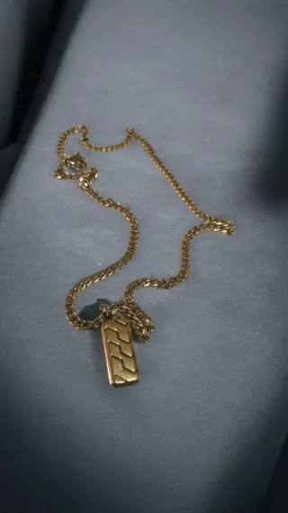 Cadena y colgante de hombre color dorado imitación