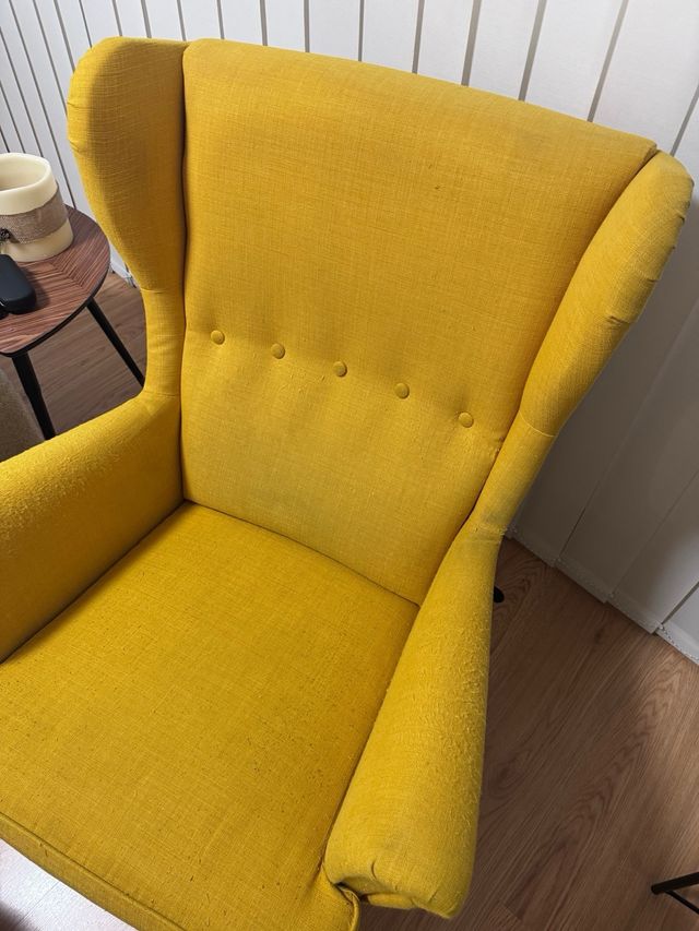 Sillón orejero amarillo Ikea