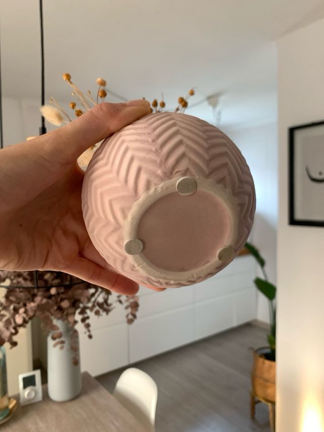 Jarrón cerámico con flores secas