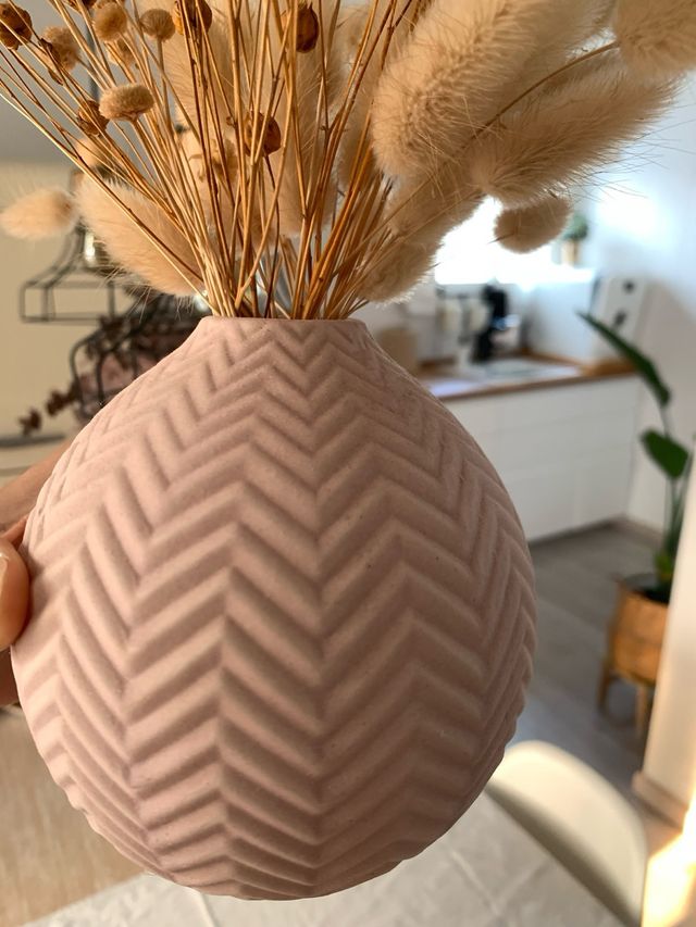 Jarrón cerámico con flores secas