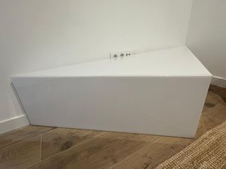 Mesa de metacrilato blanca triangular
