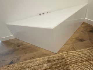 Mesa de metacrilato blanca triangular