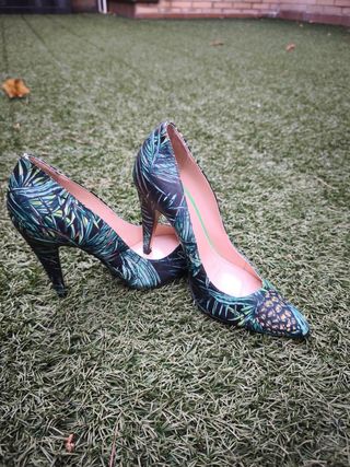 Tacones estampados tropicales
