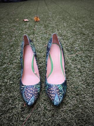 Tacones estampados tropicales
