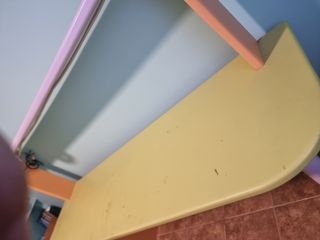 Escritorio infantil verde,naranja y morado.
