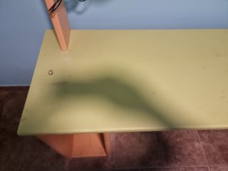 Escritorio infantil verde,naranja y morado.
