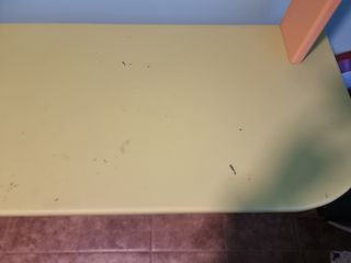 Escritorio infantil verde,naranja y morado.