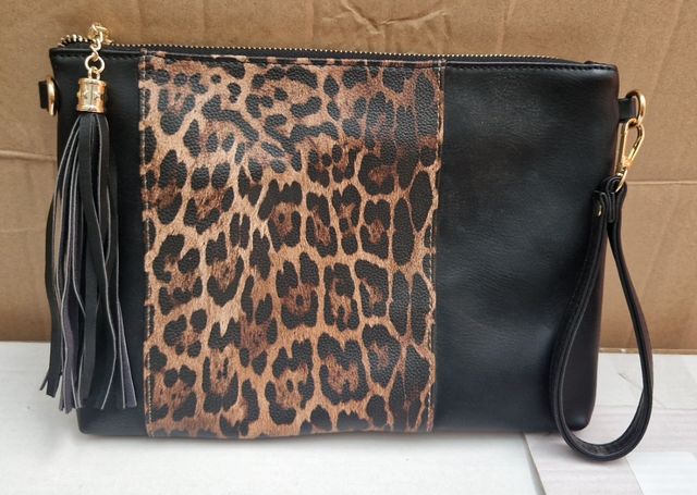 Bolso negro, animal print