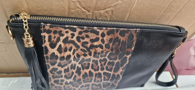 Bolso negro, animal print