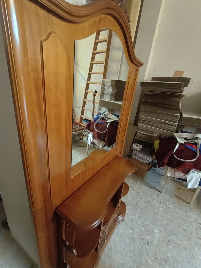 Recibidor madera estilo antiguo.