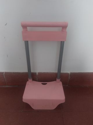 Carrito porta mochila rosa. 