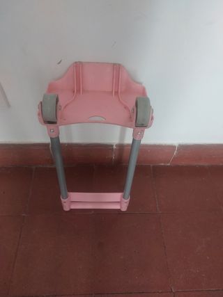 Carrito porta mochila rosa. 
