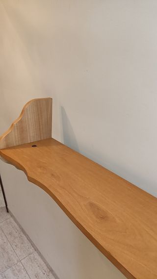 Estanterías madera.
