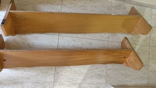 Estanterías madera.