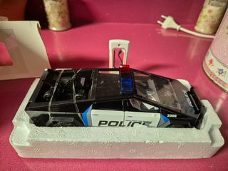 Coche policía Tesla Cybertruck 1:24
